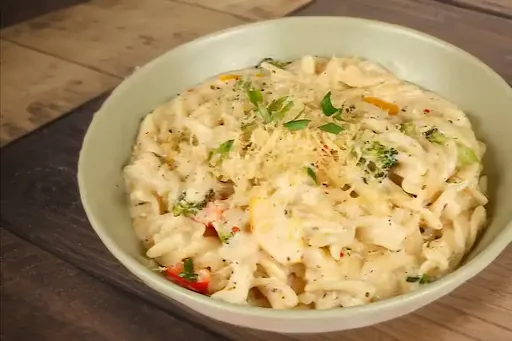 White Cream Sauce Fusilli Pasta