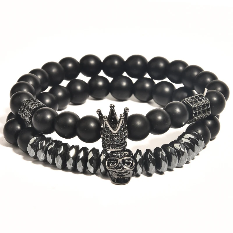Pulseira masculina com coroa de caveira em zircônia incrustada. Destaque-se com esta joia que combina ousadia, estilo e elegância.