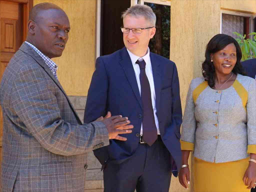 Governor William Kabogo with Liquid Telecom Company CEO Ben Roberts and Kiambu CEC incharge of ICT Esther Ndirangu (Right) during the signing of memorandum of understanding on implementation of free WI-FI in the county