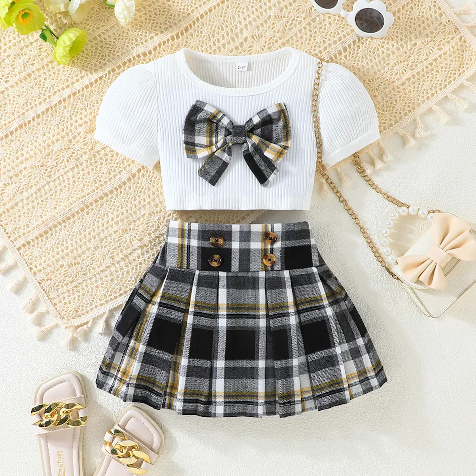 Modisches zweiteiliges Set für Baby Mädchen, karierter Rock und Schleife. Bequem und stilvoll, perfekt für besondere Anlässe oder den Alltag.