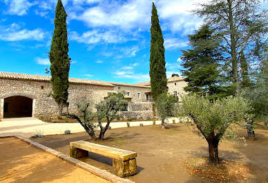 Propriété avec piscine et jardin 7