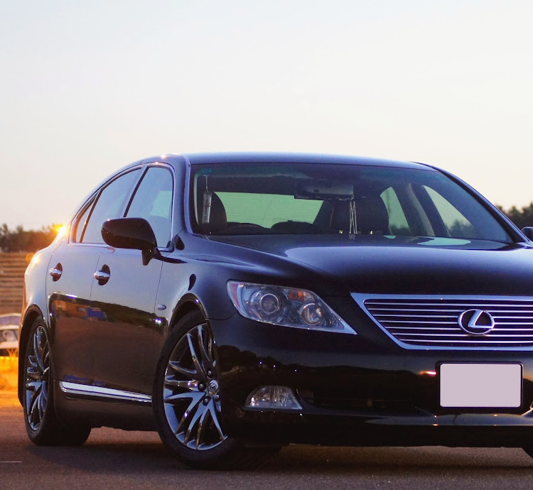 LSのLS460前期・半顔イケメン・ストック写真🖼️に関するカスタム事例の投稿画像1枚目