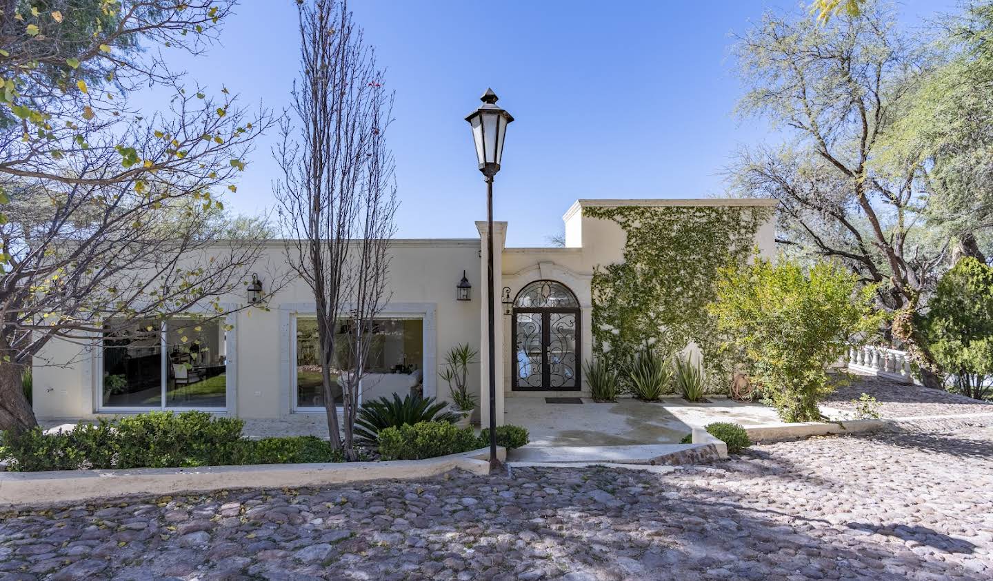 House with garden San Miguel de Allende