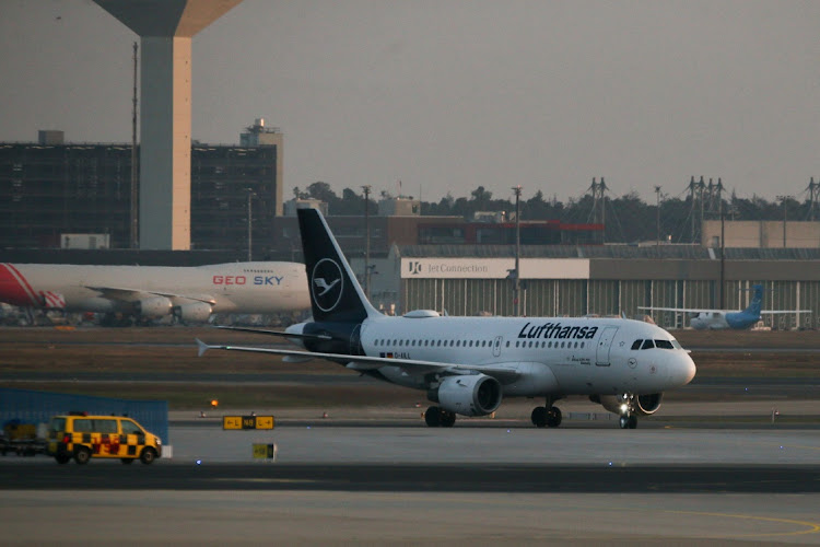 A Lufthansa aircraft bringing Ukrainian refugees from Moldova to Germany arrives at Frankfurt Airport, following Russia's invasion of Ukraine, in Frankfurt, Germany, March 25 2022. REUTERS/THILO SCHMUELGEN