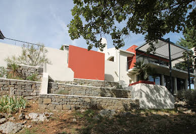 Maison avec piscine et terrasse 1