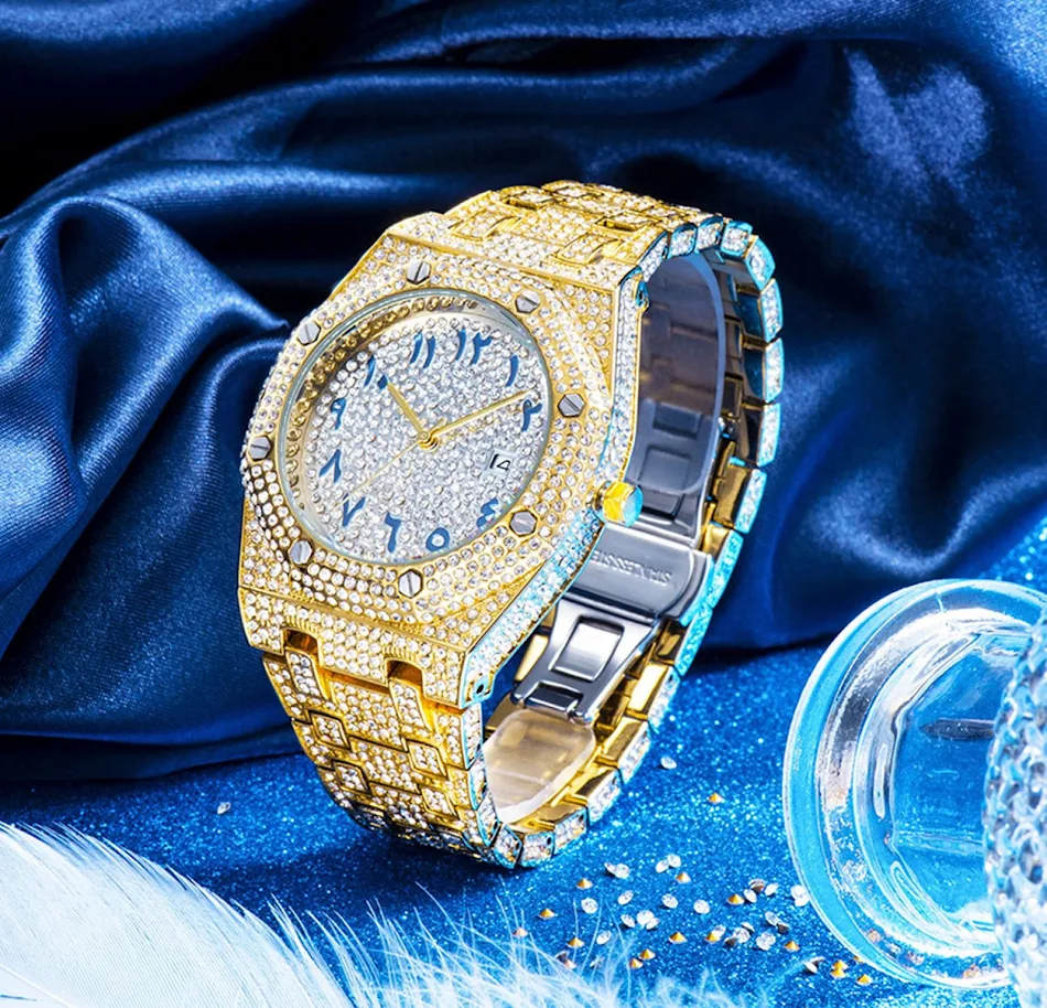 Montre homme avec calendrier, étanche et entièrement ornée de strass. Un accessoire parfait pour un style quotidien et sophistiqué.