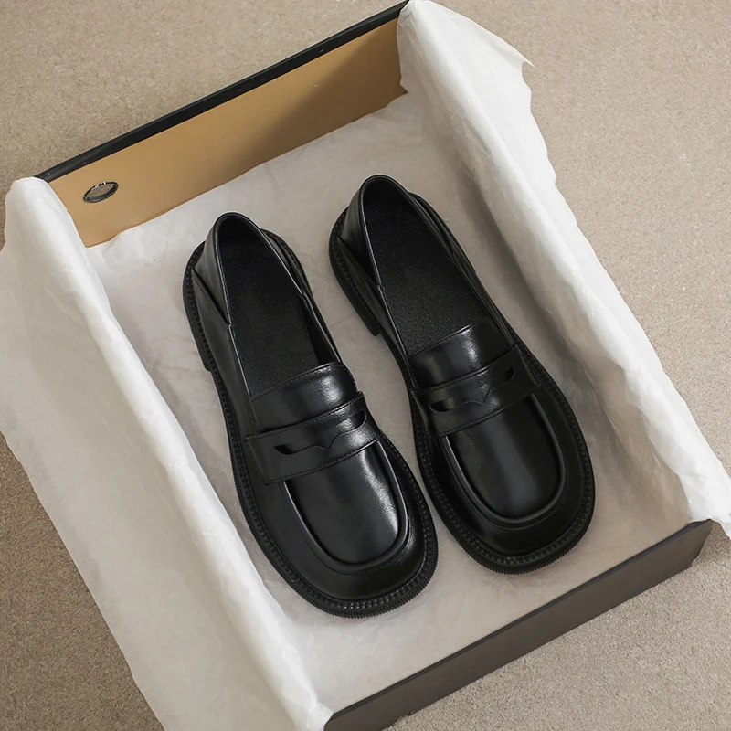 Style One Foot ženske casual loaferice sa okruglim vrhom. Udobne i elegantne ženske cipele za svakodnevno nošenje.