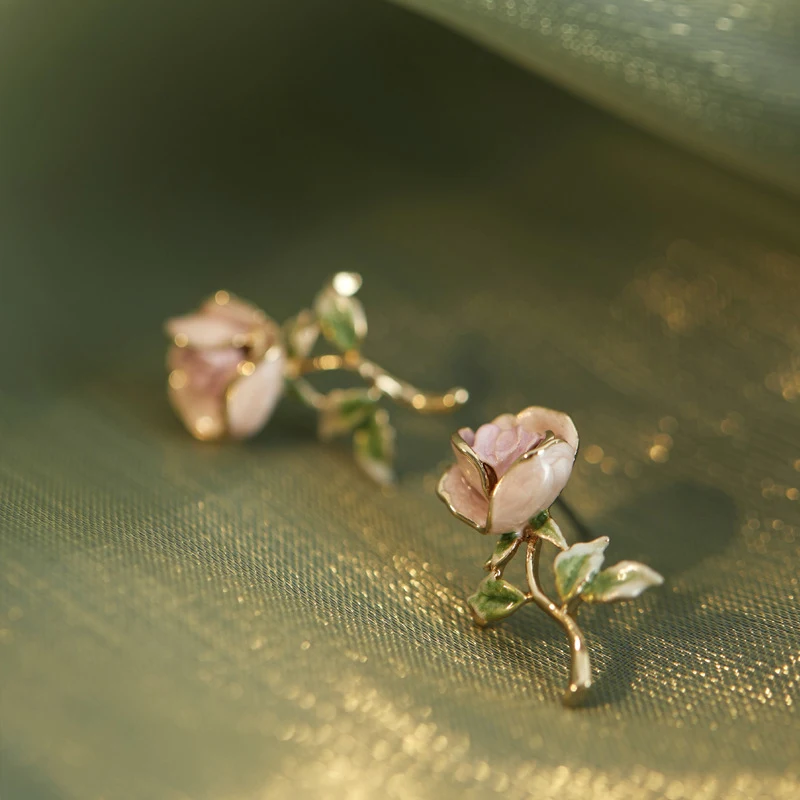 Boucles d'oreilles épingle argentées rétro avec émail dégoulinant exquis. Élégance vintage, design unique et éclat durable pour un look sublime.