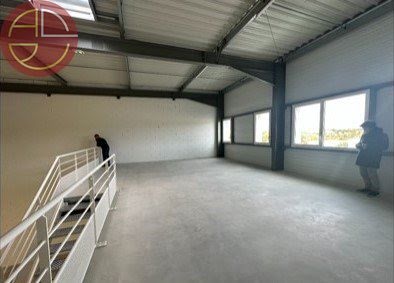 Location  locaux professionnels 1 pièce 316 m² à Mondouzil (31850), 2 975 €