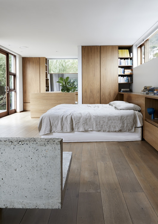 The main bedroom’s sliding doors open to a balcony with views of Table Mountain. The bathroom is situated behind the cupboards, and its windows look out to Lion’s Head.