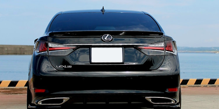 GSの車種名エンブレムは有り派・レクサスgs・車種名エンブレムは無し派・秋の海岸に関するカスタム事例の投稿画像1枚目