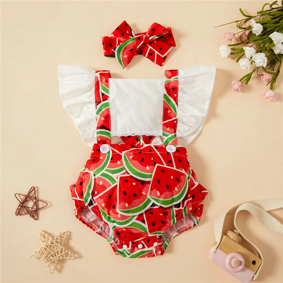 Conjunto infantil verão, estampa de melancia e morango, manga com babados, macacão com alças e faixa de cabelo
