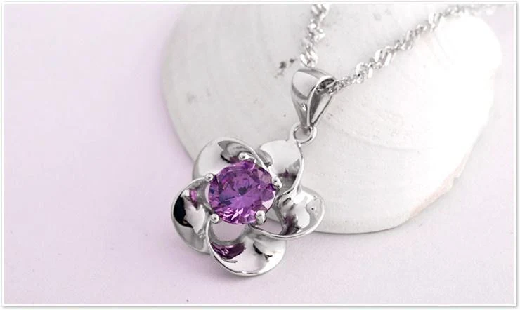 Pendentif fleur en argent sterling 925 pour femmes. Bijou floral élégant, idéal comme cadeau. Brillance et raffinement pour toutes occasions.