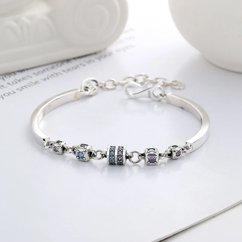 Bracelet S925 en argent sterling avec motif cube de sucre pivotant et coutures, un accessoire élégant et raffiné pour femmes.