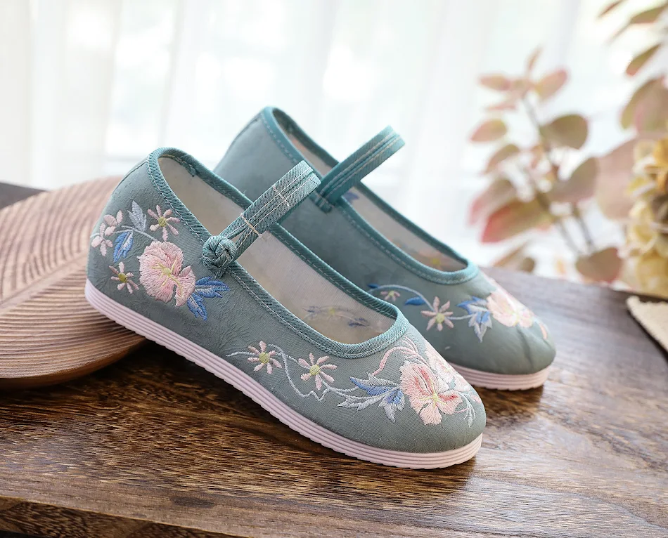 Chaussures plates brodées rondes pour femmes de style chinois. Savourez le confort et l'élégance de ces chaussures en tissu, parfaites pour un usage quotidien et des occasions spéciales.