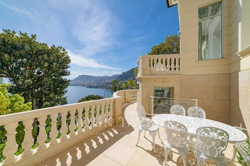 Seaside villa with pool 1
