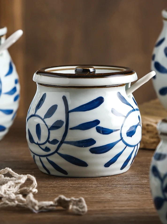 Pojedynczy ceramiczny słoik do przypraw, odporny na wysokie temperatury w gospodarstwie domowym. Bezpieczne i stylowe przechowywanie przypraw.