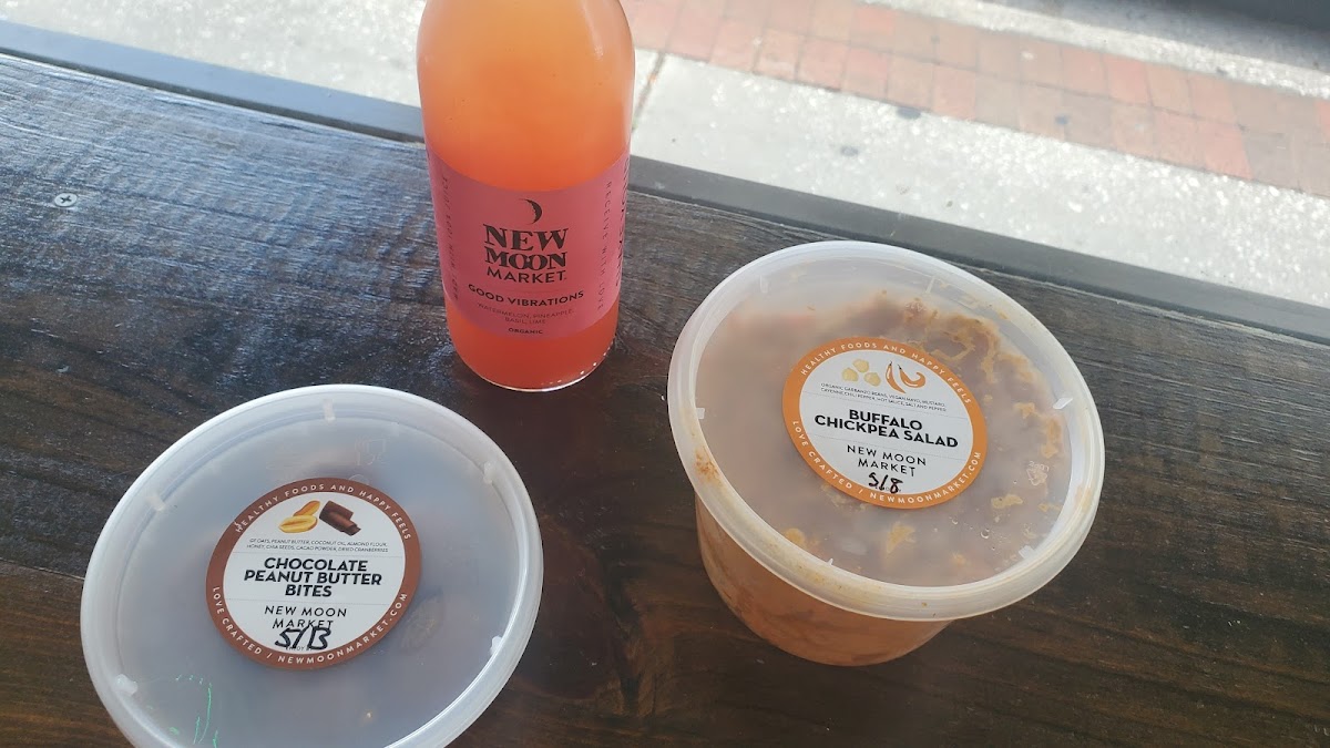 Delicious gluten free juice, buffalo chickpea salad, and chocolate peanut butter bites.