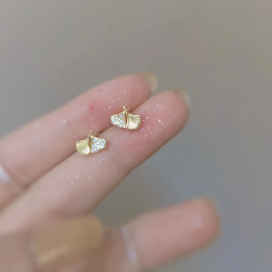 Boucles d'oreilles femme simples, gracieuses et petites. L'accessoire idéal pour une touche d'élégance discrète et féminine.