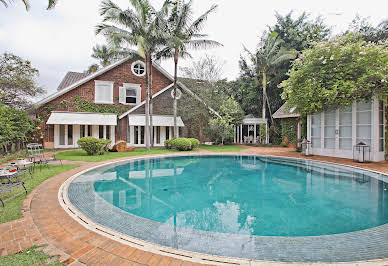 Maison avec piscine et jardin 12
