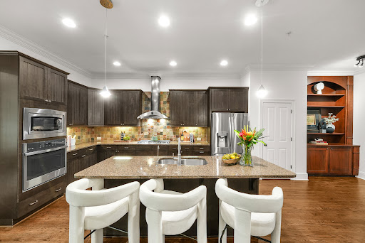 Modern kitchen with central island - Property purchase in Alpharetta, 3 bedrooms