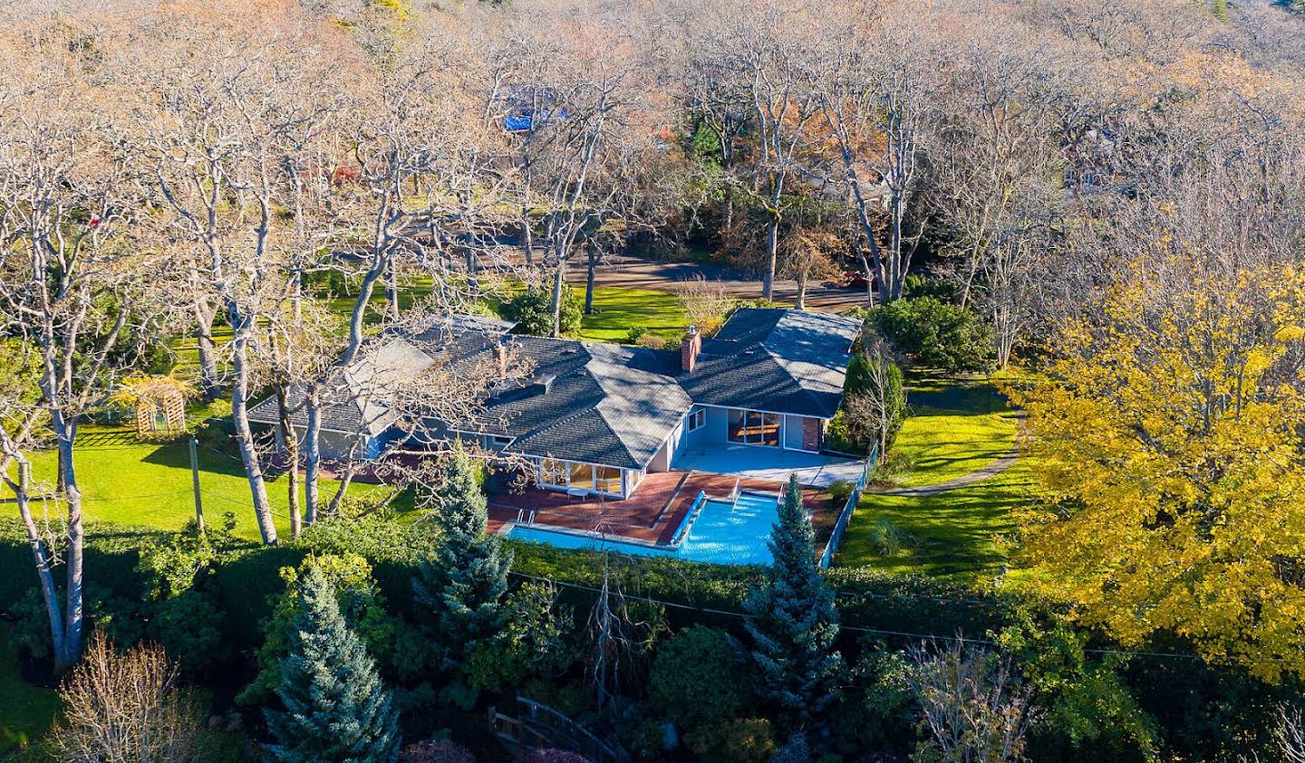 House with garden Oak Bay