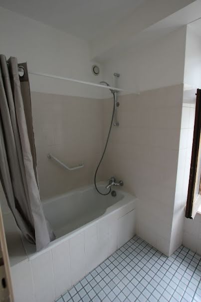 Location  appartement 1 pièce 32 m² à Saint-Flour (15100), 380 €