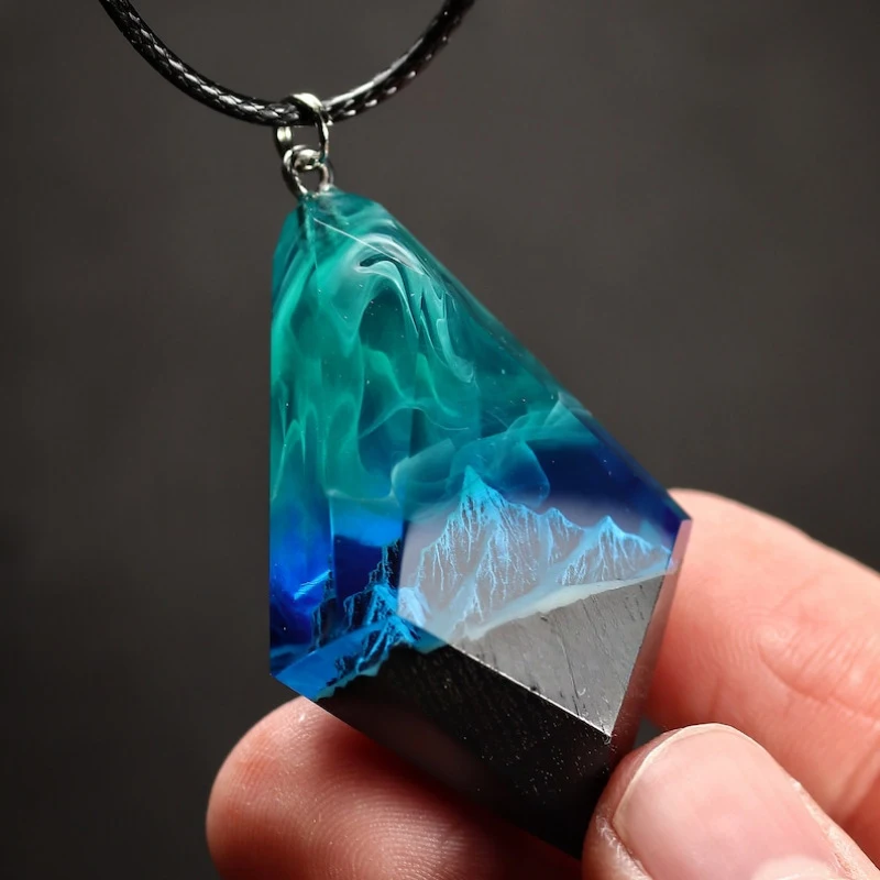 Collier Pendentif Lumineux en Résine Aurora Montagne de Neige, Noctilucent, Un Bijou Éblouissant et Cadeau Idéal