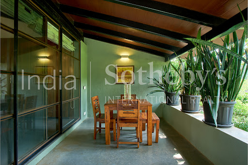 Villa with pool and garden 4