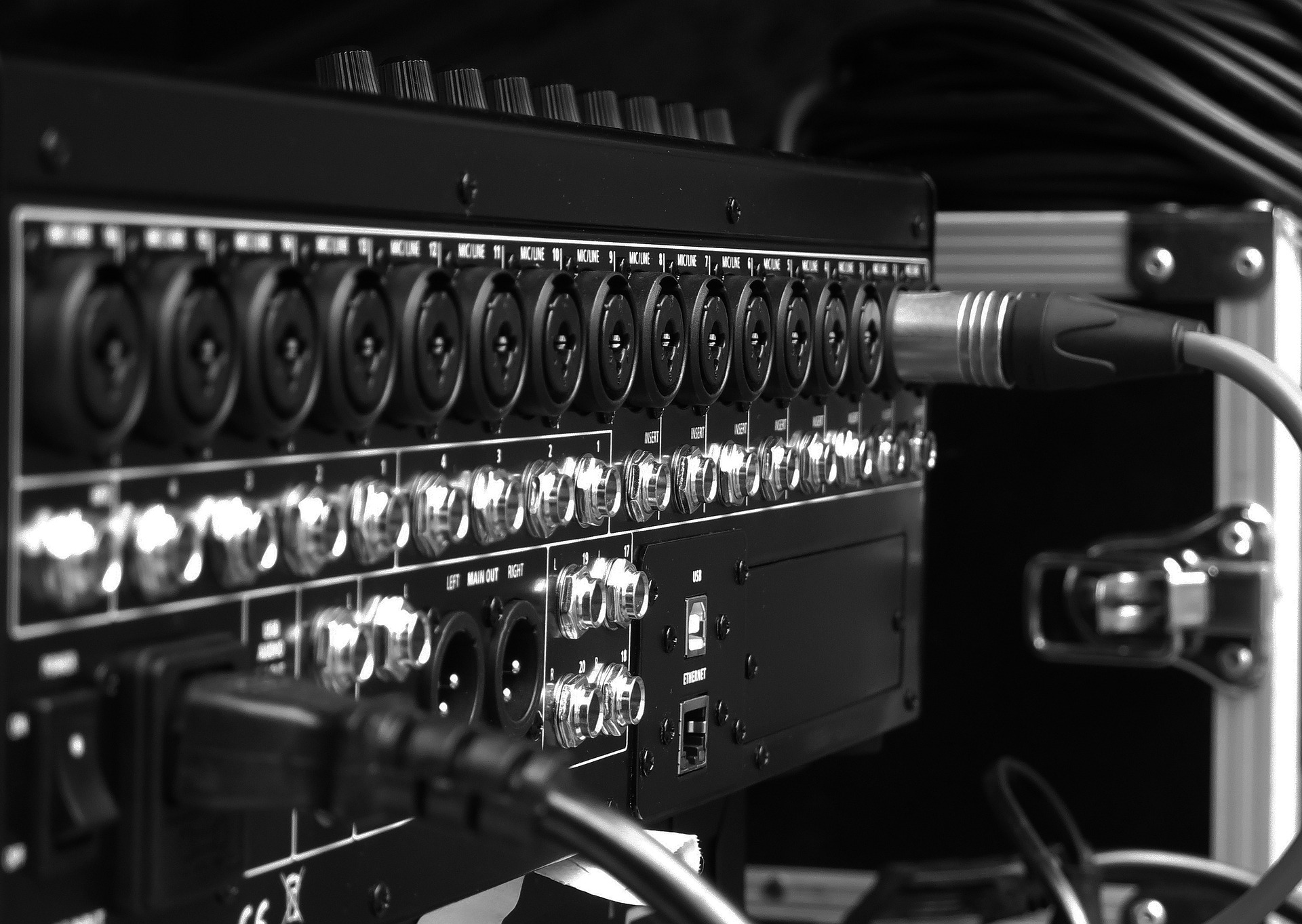 amplifier-4645840_1920.jpg