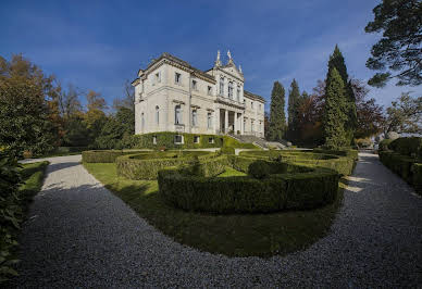 Villa with pool and garden 3