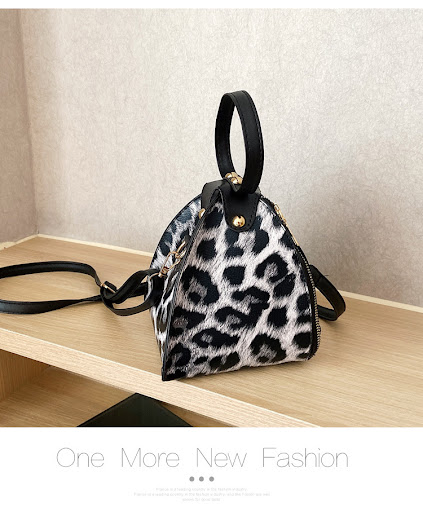 Title 14, Leopardprint driehoekige handtas, een stijlvoll...