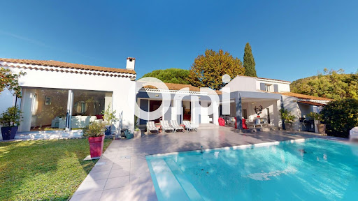 Villa avec piscine et terrasse 1