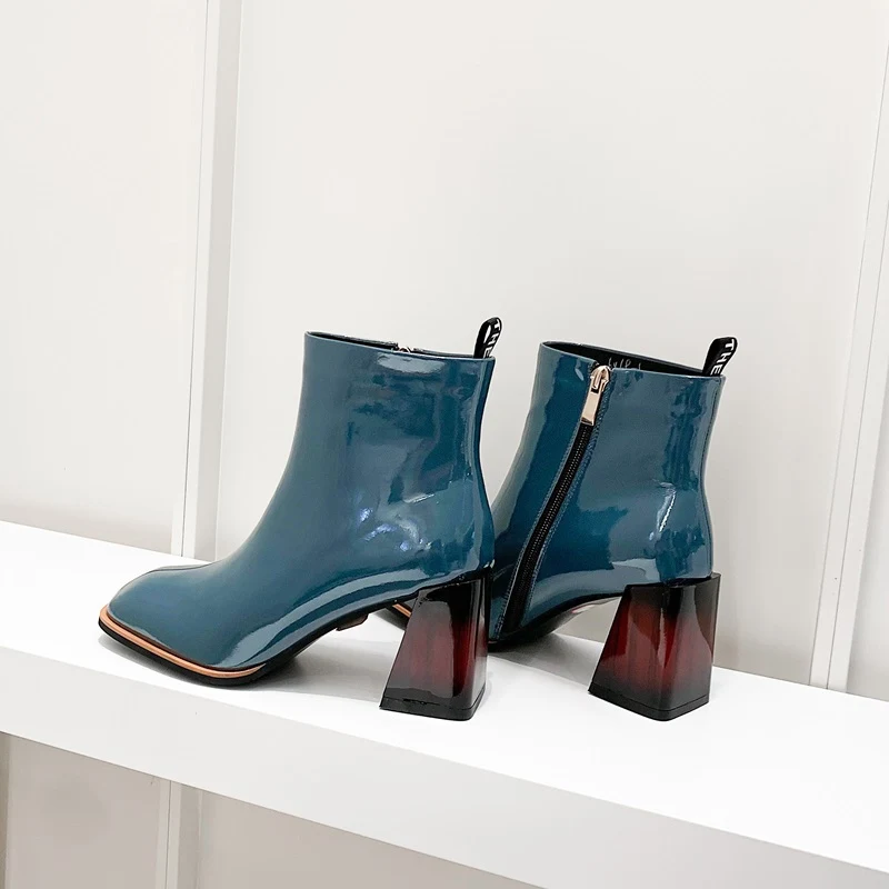 Stivaletti da donna in pelle bovina per un look senza tempo e un comfort duraturo. Ideali per ogni occasione, eleganti e resistenti.