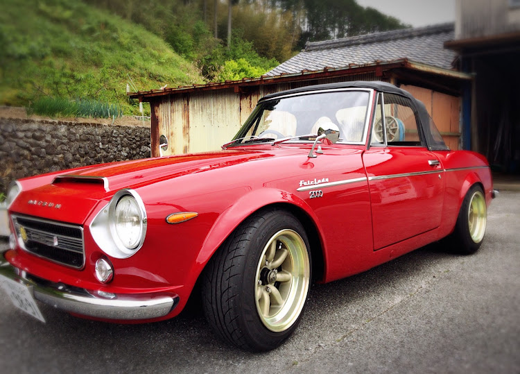 フェアレディSR311の車高調整・ホイール交換・洗車・マフラー交換・旧車に関するカスタム事例の投稿画像3枚目