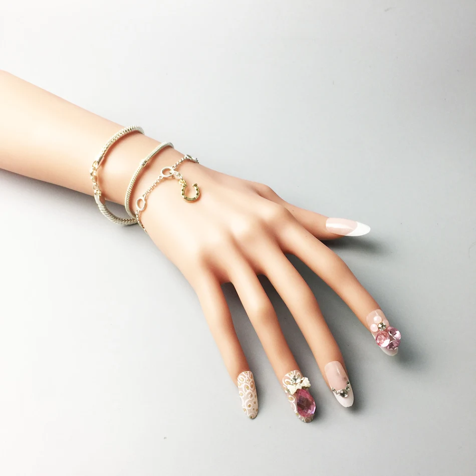 Bracelet pendentif porte-bonheur, tendance et polyvalent, s'accorde avec tout, le bijou parfait pour une touche de chance et de style.