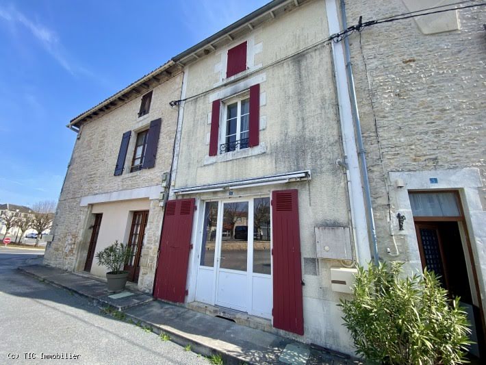 Vente maison 5 pièces 88 m² à Champagne-Mouton (16350), 64 200 €