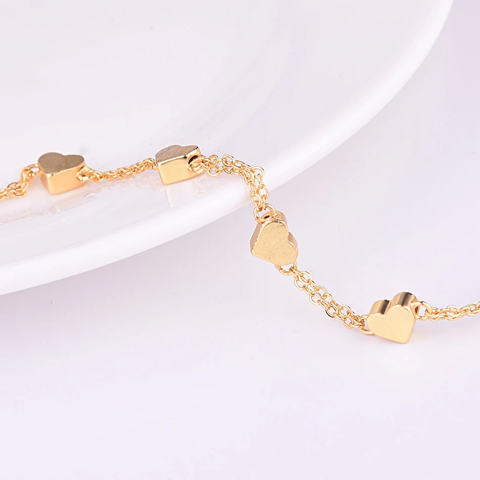 Geborstelde hartvormige vergulde armband, een stijlvol en romantisch accessoire, perfect als cadeau of voor speciale gelegenheden.
