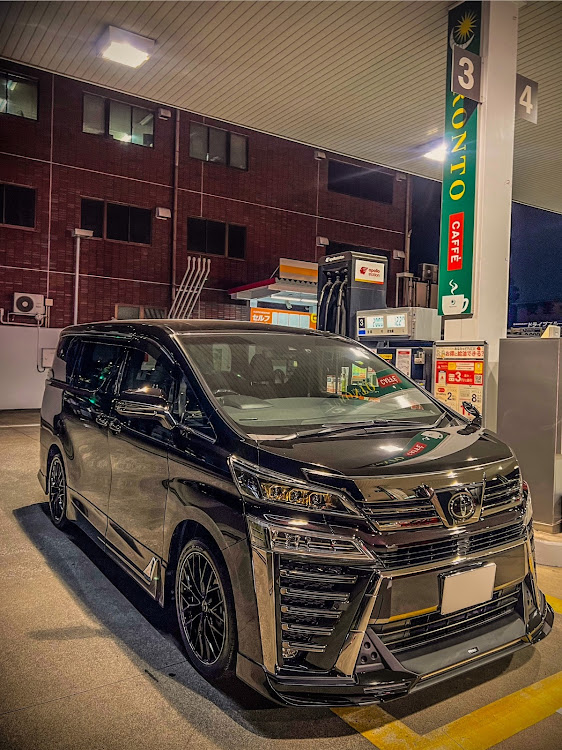 ヴェルファイアのTRDエアロ・ゴールデンアイズ・ガソリンスタンドは盛れる・ファミマの駐車場・ジュナックLEDエンブレムに関するカスタム事例の投稿画像1枚目