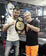 IN BIG LEAGUES: Self-exiled South African Chris van Heerden 
      
       poses with new trainer, American Hall of Famer Freddie Roach
      
      
      
      Photo:Supplied