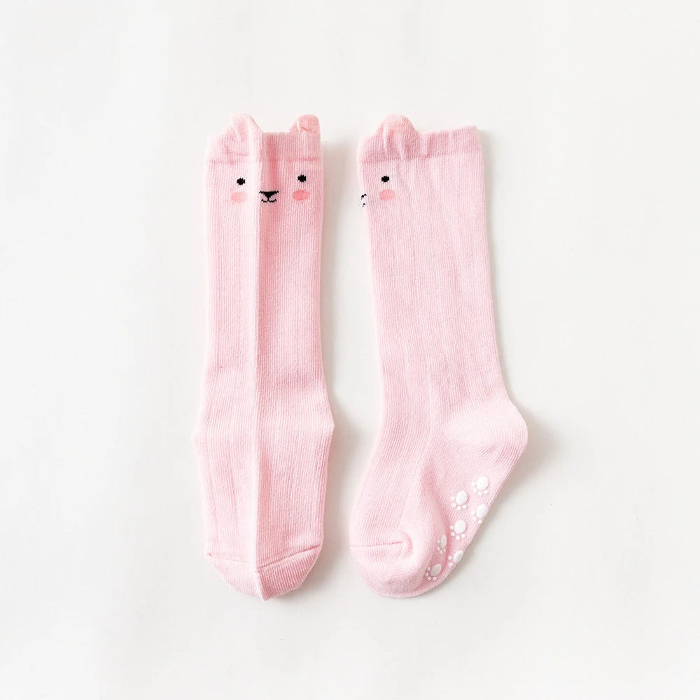 Title 3, Chaussettes de bébé distributrices de dessins a...