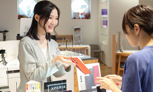 Xperia 1 VI について説明するソニーストア 銀座スタイリストの近藤さん