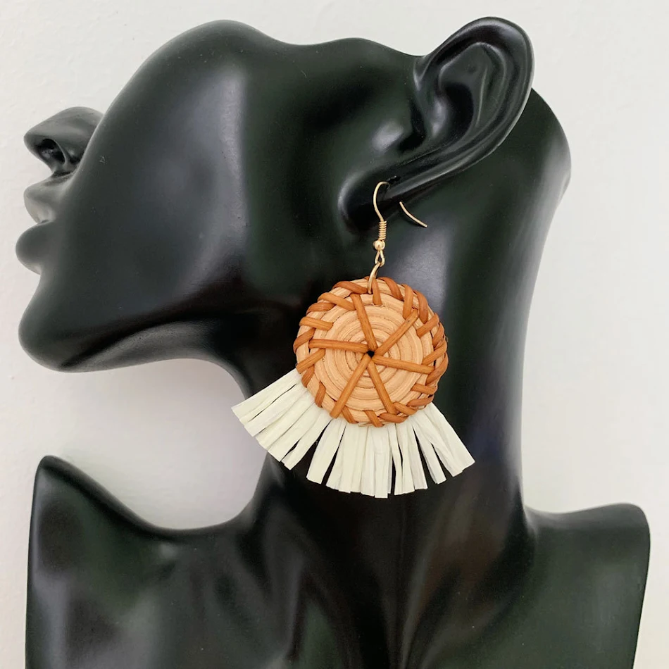 Boucles d'oreilles rondes en rotin de bois bohème avec motif géométrique, clous d'oreilles pour un style naturel et tendance.