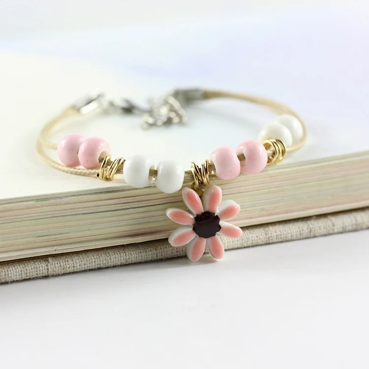 Creatieve driedimensionale armband in etnische stijl. Een uniek kunstwerk dat je stijl accentueert en je individualiteit uitstraalt.