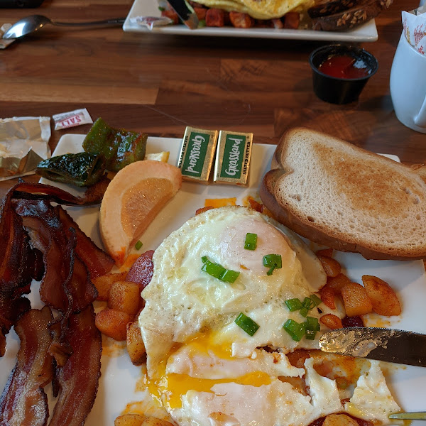 Breakfast to die for. They usually fry the potatoes but fryer is NOT gf. The chef pan fried these for me. Server assured me GF bread is sealed in its own package and goes into the oven on a tray. No issues at all with this meal.