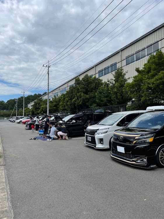 ヴォクシーの流行りに便乗・ドライブ・DIY・洗車・オフ会に関するカスタム事例の投稿画像1枚目