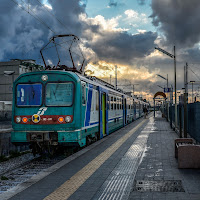 Vecchio treno in partenza di 