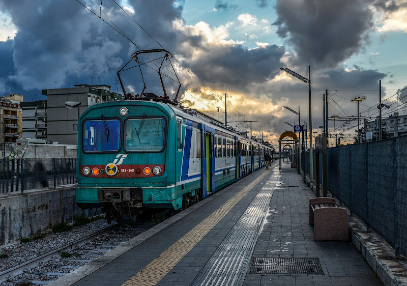 Vecchio treno in partenza di Diana Cimino Cocco