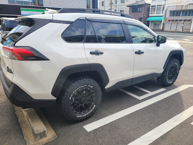 RAV4のRAV4乗りさんと繋がりたい・RAV4・ホイール交換・スマホ撮影に関するカスタム事例の投稿画像1枚目