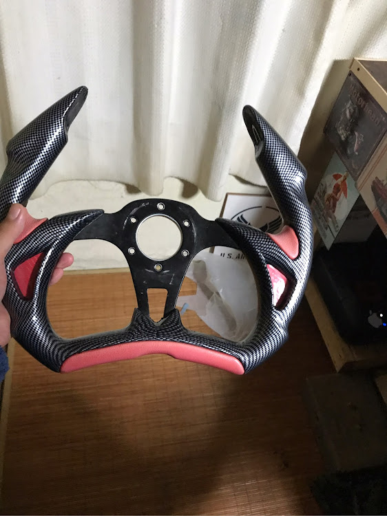 しょーたさんが投稿したDIY・ステアリングカスタム・シモーニもどき・偽物・本物買う金ないに関するカスタム事例の投稿画像1枚目